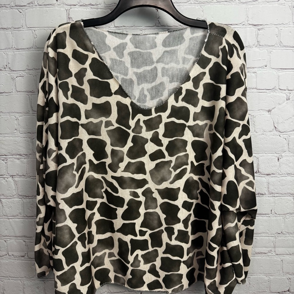 Boutique Made in Italy animal print v neck blouse giraffe print one size sparkle